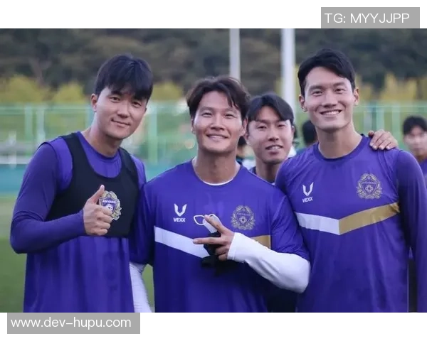 金钟国在绿茵场上展现足球才华与激情的精彩瞬间